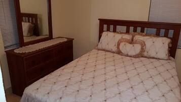 2 sovrum, strykjärn/strykbräda och sängkläder