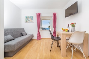 Apartamento standard | Área de estar | TV de tela plana