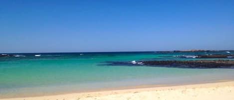 在海滩、沙滩椅、沙滩毛巾