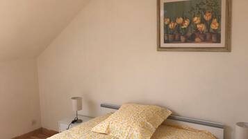 2 slaapkamers, een strijkplank/strijkijzer, gratis wifi, beddengoed