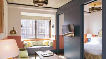 Appartement, 1 kingsize bed | Woonruimte | Een 41-inch smart-tv met premium tv-zenders en een televisie