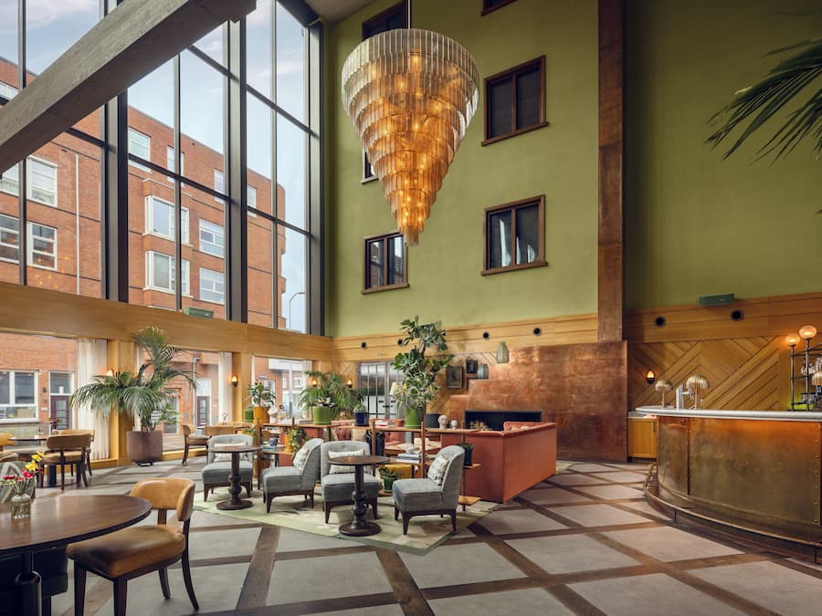 Se sirven desayunos y almuerzos, restaurante con mesas al aire libre