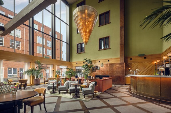 Serviço de café da manhã, almoço, jantar; restaurante ao ar livre