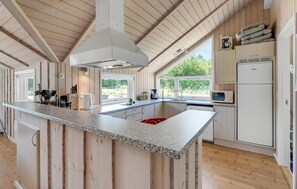 Fridge, stovetop, dishwasher, coffee/tea maker - Awesome home in Dannemare with WiFi (Dannemare)