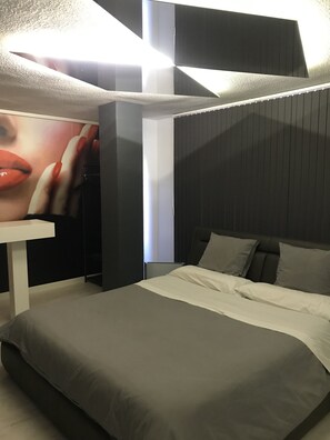 2 habitaciones, caja de seguridad en la habitación y escritorio 