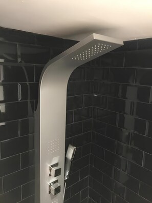 Chuveiro, secador de cabelo, bidê, toalhas de banho