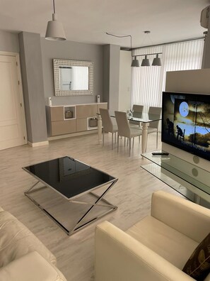Una Smart TV, un reproductor de DVD, un reproductor estéreo
