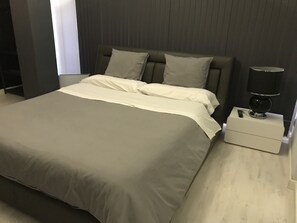 2 chambres, coffre-fort, bureau, fer et planche à repasser