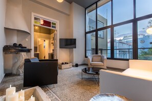 Loft - 2 sovrum (2B) | Vardagsrum | Smart-tv och eldstad