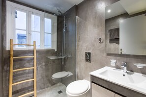 Shower, free toiletries, hair dryer, slippers - Soho Apartments (Athens)