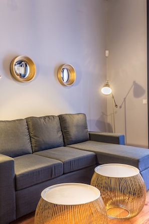 City Apartment (1A) | Premium bedding, soundproofing, iron/ironing board, free WiFi