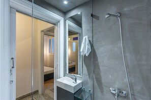 Loft, 2 quartos (2B) | Banheiro | Chuveiro, produtos de toalete grátis, secador de cabelo, chinelos