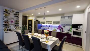 Luxury-Villa, 4 Schlafzimmer, eigener Pool, Meerblick | Eigene Küche | Großer Kühlschrank, Mikrowelle, Ofen, Herdplatte