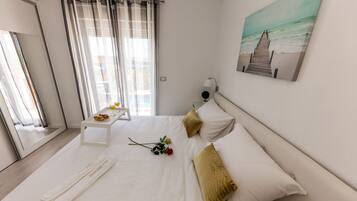 Luxury-Villa, 4 Schlafzimmer, eigener Pool, Meerblick | 4 Schlafzimmer, Zimmersafe, individuell dekoriert