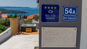 A sign with a five-star rating and the name "Kuća za odmor" indicating a relaxation area. - Villa Hedonist (Seget)