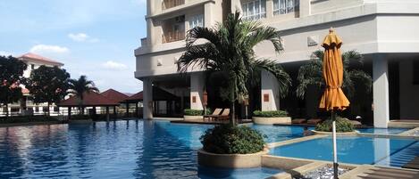 Alberca techada y alberca al aire libre