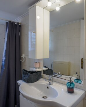 Chuveiro, secador de cabelo, toalhas de banho, sabonete