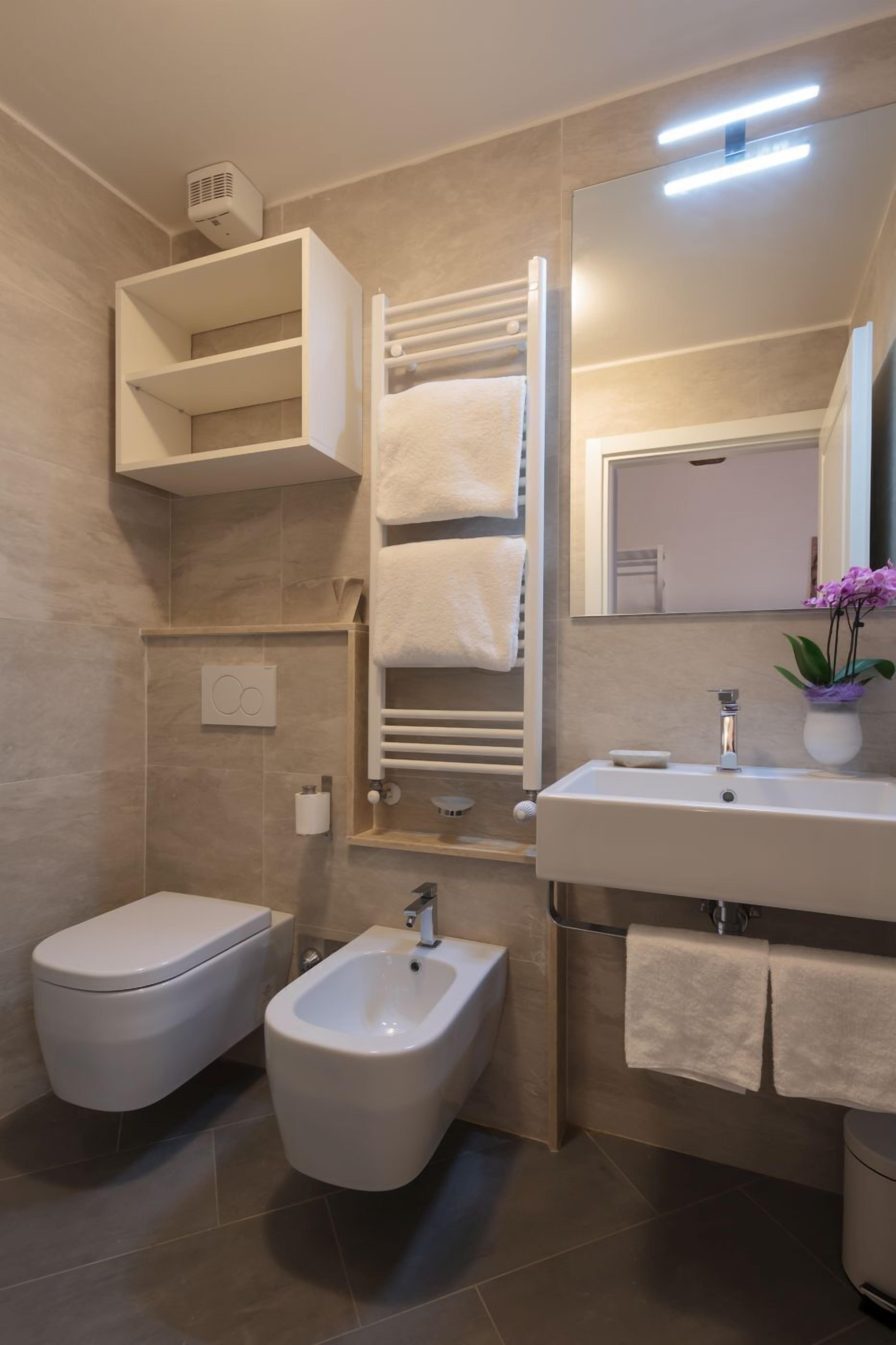 Chambre Supérieure | Salle de bain | Douche, articles de toilette gratuits, sèche-cheveux, bidet