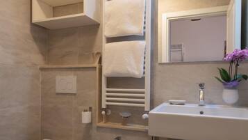 Chambre Supérieure | Salle de bain | Douche, articles de toilette gratuits, sèche-cheveux, bidet