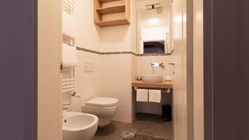 Deluxe-Zimmer, 1 Schlafzimmer, Stadtblick | Badezimmer | Dusche, kostenlose Toilettenartikel, Haartrockner, Bidet