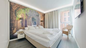Apartment (194) | Individually decorated, individually furnished, laptop workspace