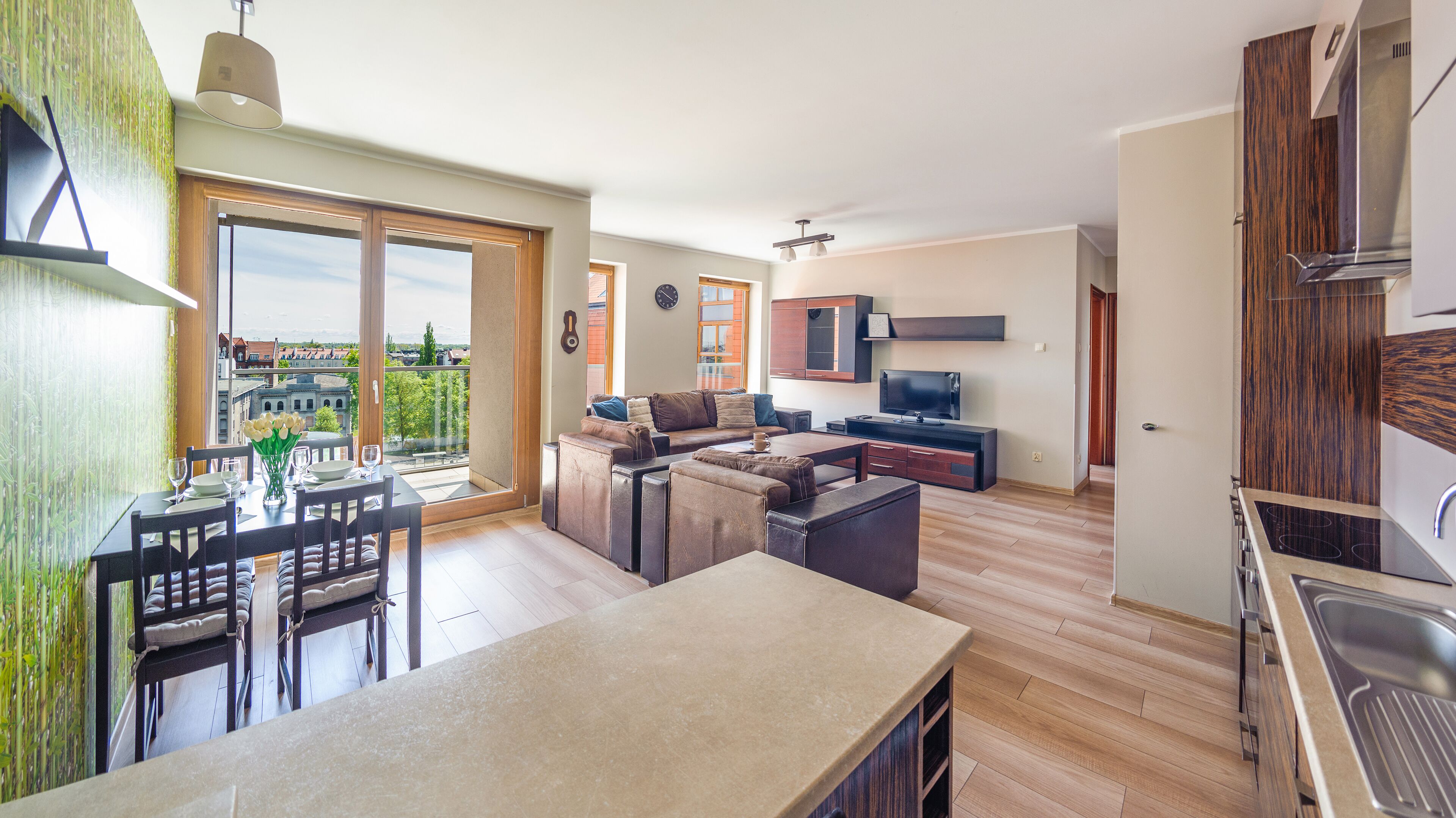 Eine moderne Wohnung mit Essbereich, Wohnzimmer und Küche.