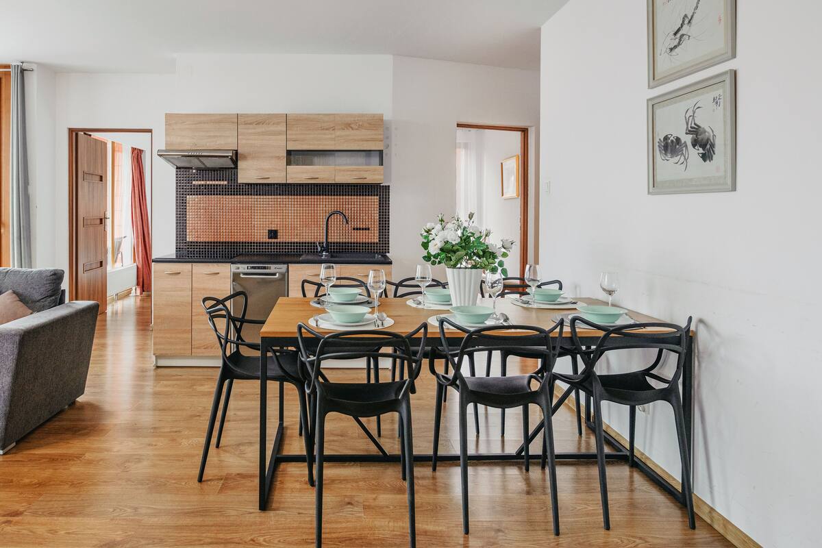 Een modern appartement met een woongedeelte, eethoek en keuken.