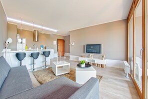 Apartemen (37) | Dapur kecil pribadi | Lemari es, kompor, ketel listrik, dan peralatan masak/sendok-piring