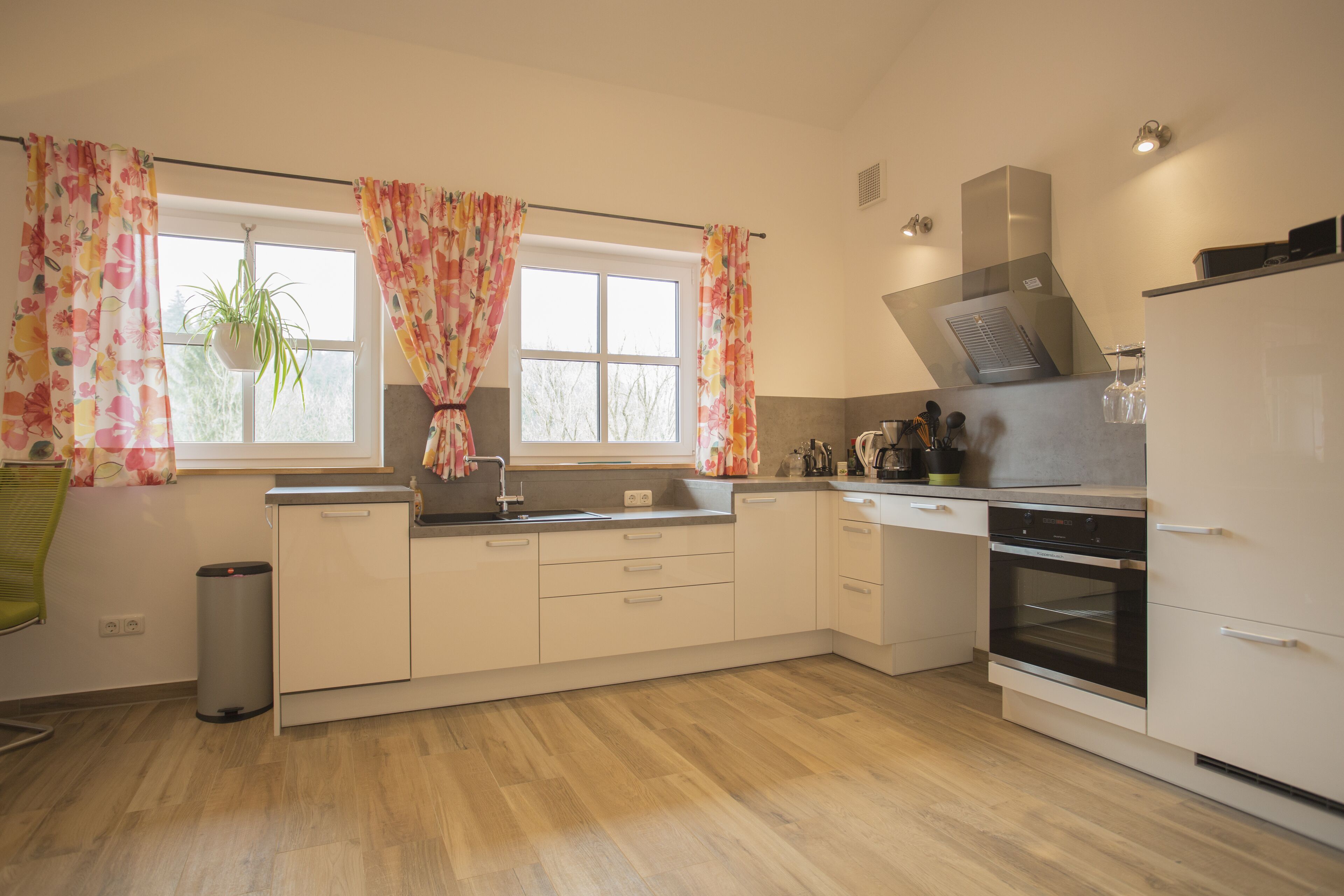 Køleskab, kogeplade, opvaskemaskine, kaffe-/temaskine