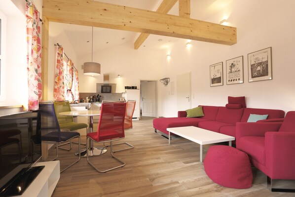 Televisio, videopelejä, pöytäjalkapallopöytä, kirjoja