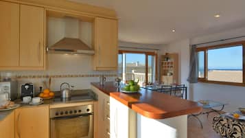 Een koelkast, een magnetron, een oven, een vaatwasser