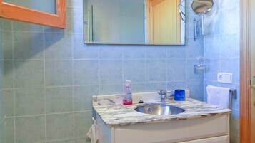 Ducha, artículos de higiene personal gratuitos y secador de pelo