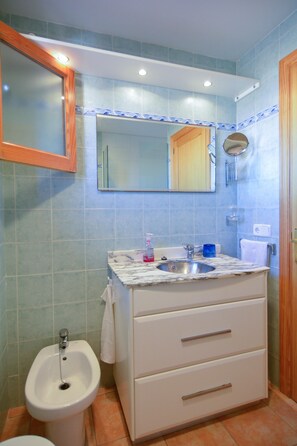 Douche, articles de toilette gratuits, sèche-cheveux