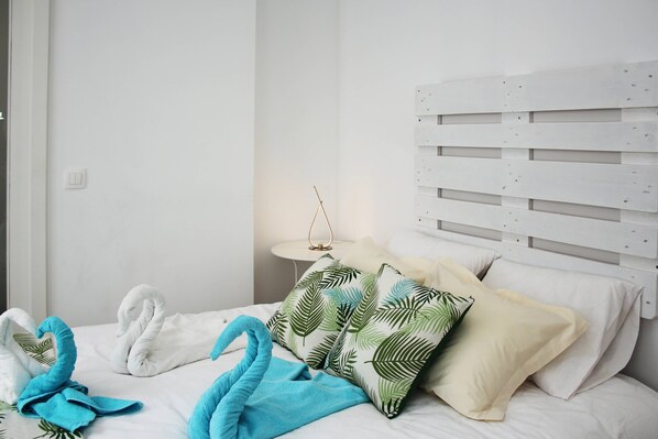 2 bedrooms, iron/ironing board, internet, bed sheets