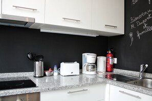 Fridge, microwave, oven, stovetop - T2 suites vista rio Douro (Vila Nova de Gaia)