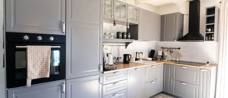 Fridge, oven, stovetop, dishwasher