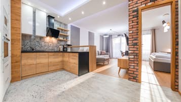 Apartemen (95) | Dapur kecil pribadi | Lemari es, kompor, ketel listrik, dan peralatan masak/sendok-piring