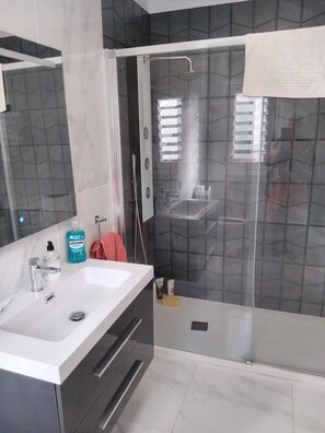 Duschwanne, Haartrockner, Bidet, Handtücher