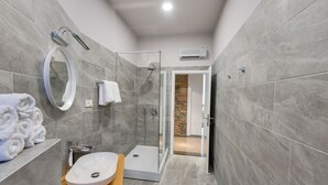 Apartment | Bathroom | Shower, hair dryer, towels, toilet paper - The Wall (Rijeka)