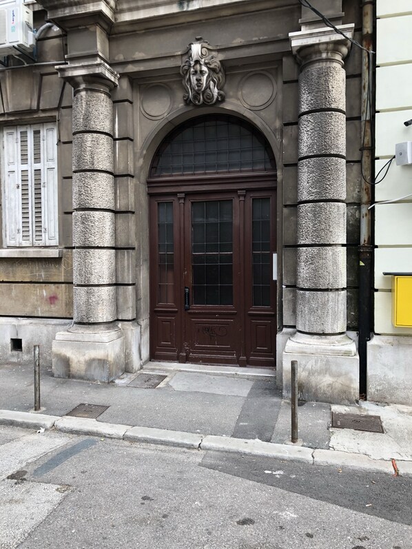 Property entrance - The Wall (Rijeka)