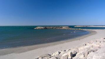Chaises longues, serviettes de plage