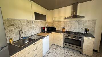 冰箱、微波炉、烤箱、炉灶