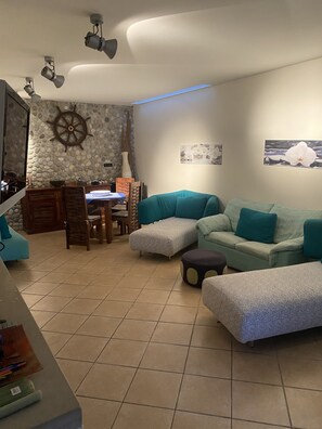 Televisio, takka, kirjoja