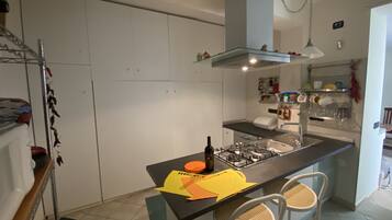 Frigorifero, microonde, forno, piano cottura