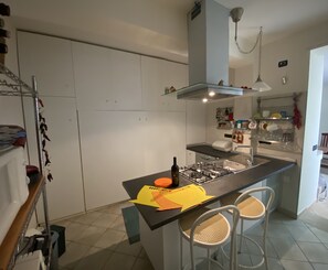 Réfrigérateur, four à micro-ondes, un four, surface de cuisson