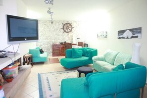 Televisio, takka, kirjoja