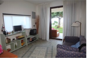 Téléviseur, foyer, livres