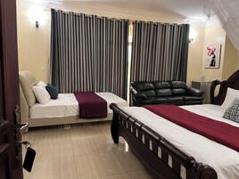 Una habitación de hotel con una cama, un sofá y un escritorio.