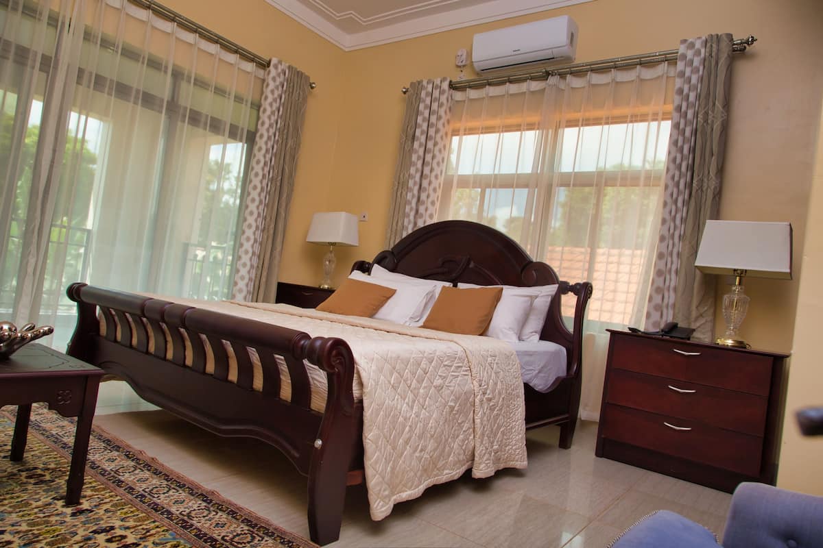 Business Double Room with Gym Access | ميني بار ومكتب ومساحة عمل للكمبيوتر المحمول وستائر تعتيم
