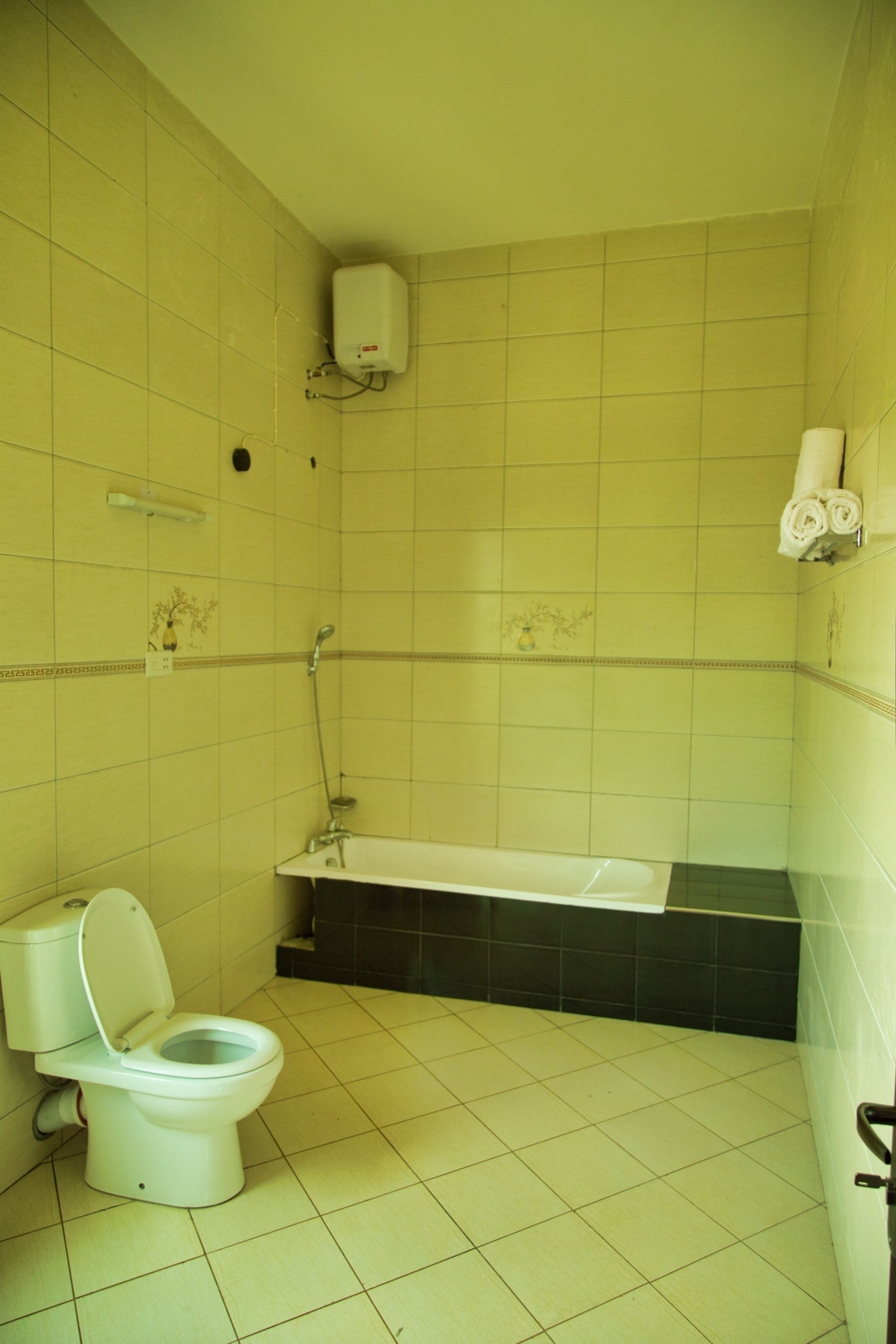 Un baño con inodoro, bañera y ducha.